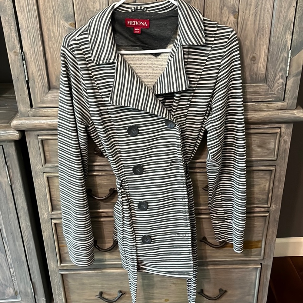 Jersey material comfy jacket. Very flattering EUC smoke free home